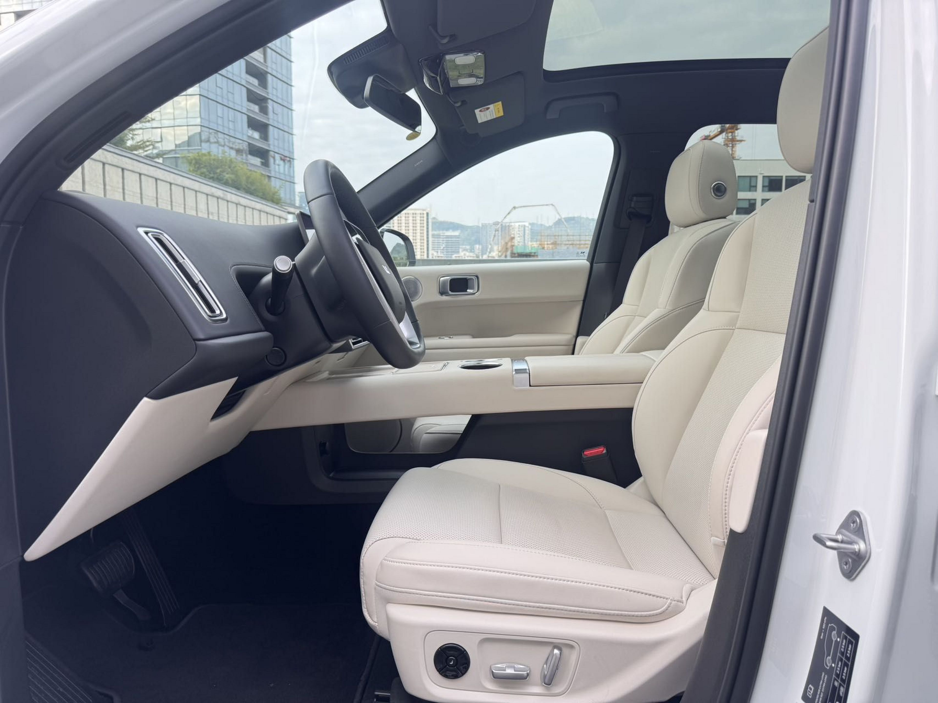 المقاعد الأمامية داخل السيارة