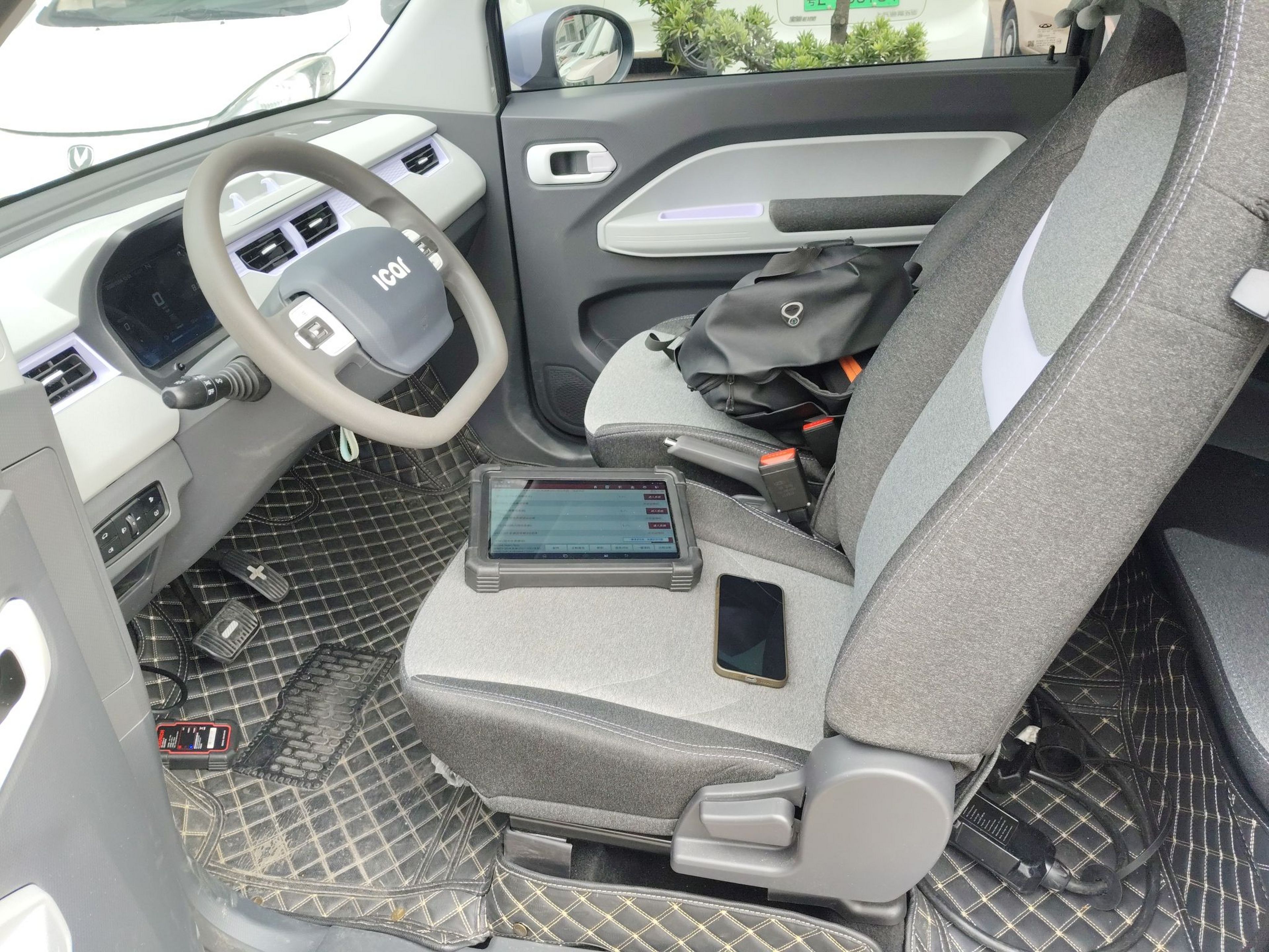 المقاعد الأمامية داخل السيارة