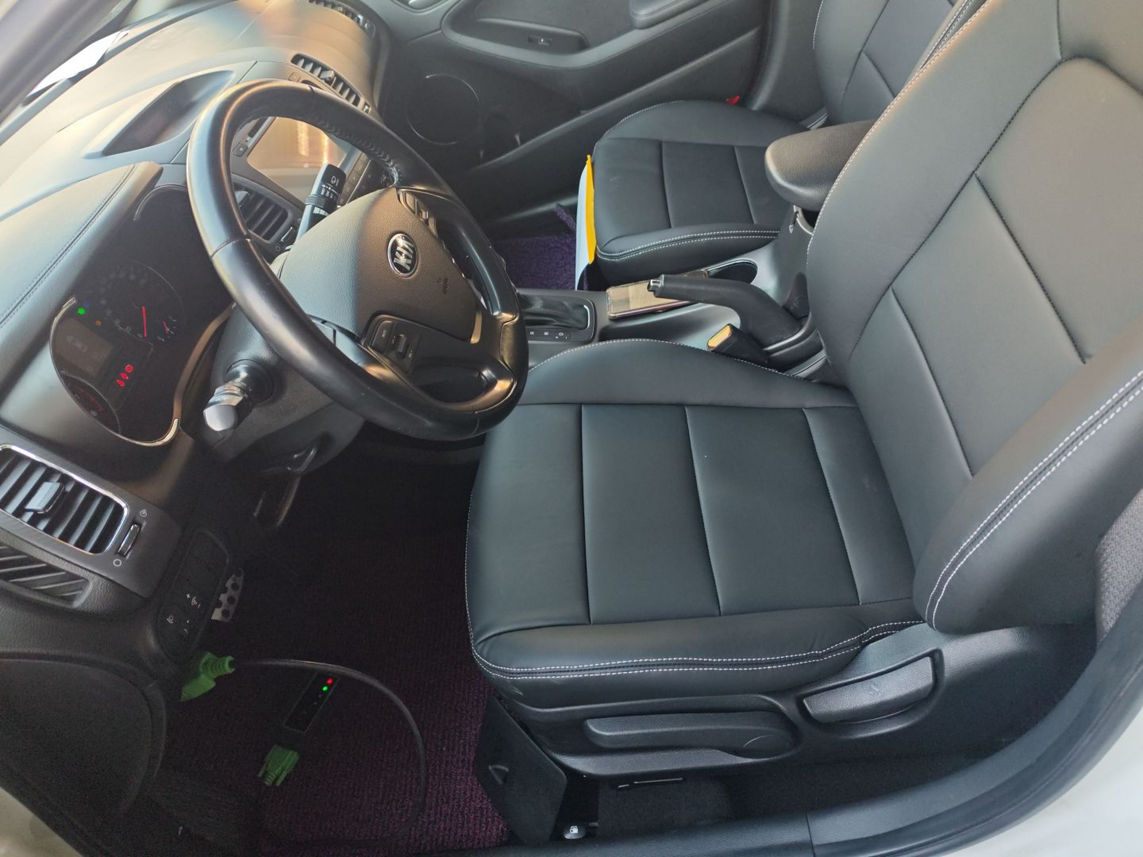 المقاعد الأمامية داخل السيارة