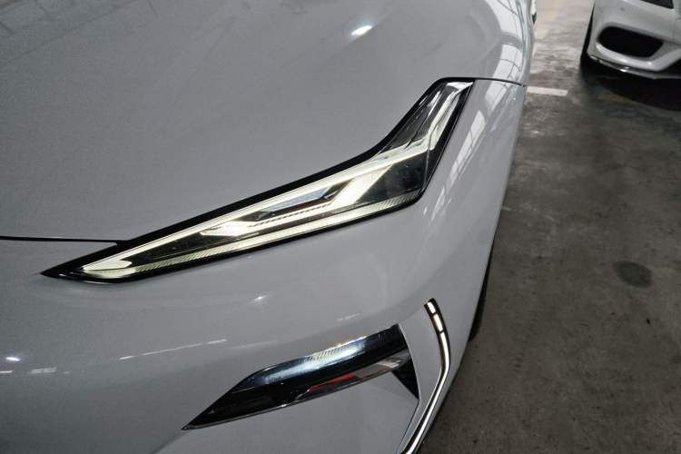 Used  E8 2024 550 km Range Rear-Drive MAX
