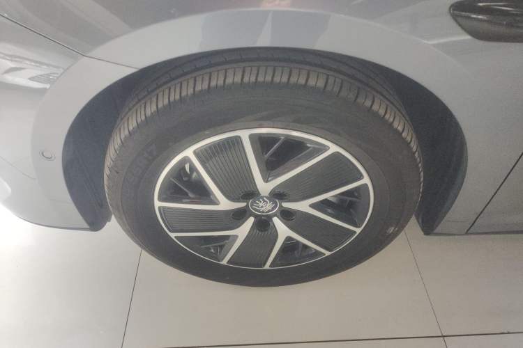 Used BYD Qin L 2025 DM-i Smart Drive 120KM Leading Model
