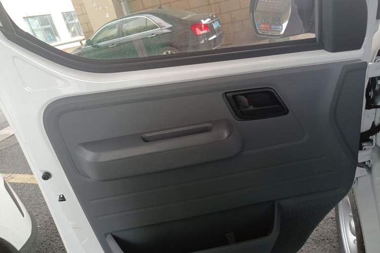 Used Wuling Yangguang 2024 300KM Comfort Version Passenger Van 75kW
