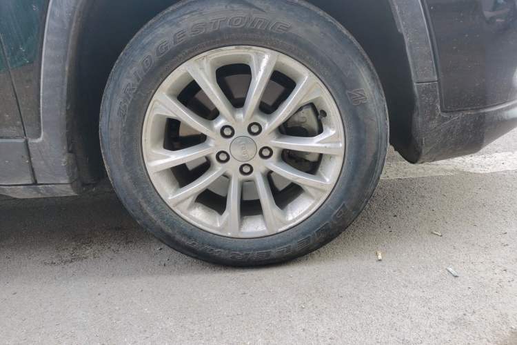 Used Jeep Cherokee 2019 2.0T Two-Wheel Drive Smart Enjoyment Version China VI
