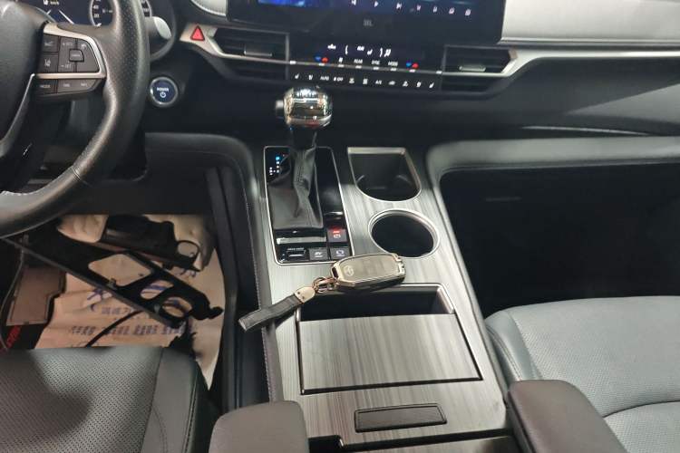 Used Toyota Sienna 2023 2.5L Hybrid Platinum Edition