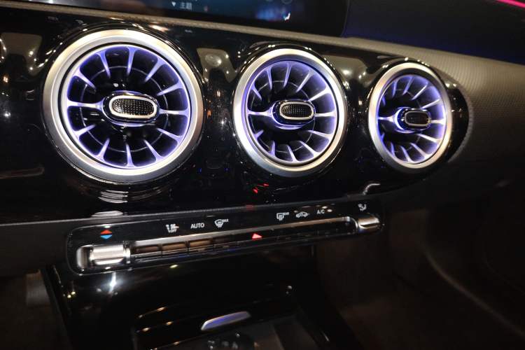 Used Mercedes-Benz A-Class 2022 Second Facelift A 200 L Sport Sedan Fashion Version
