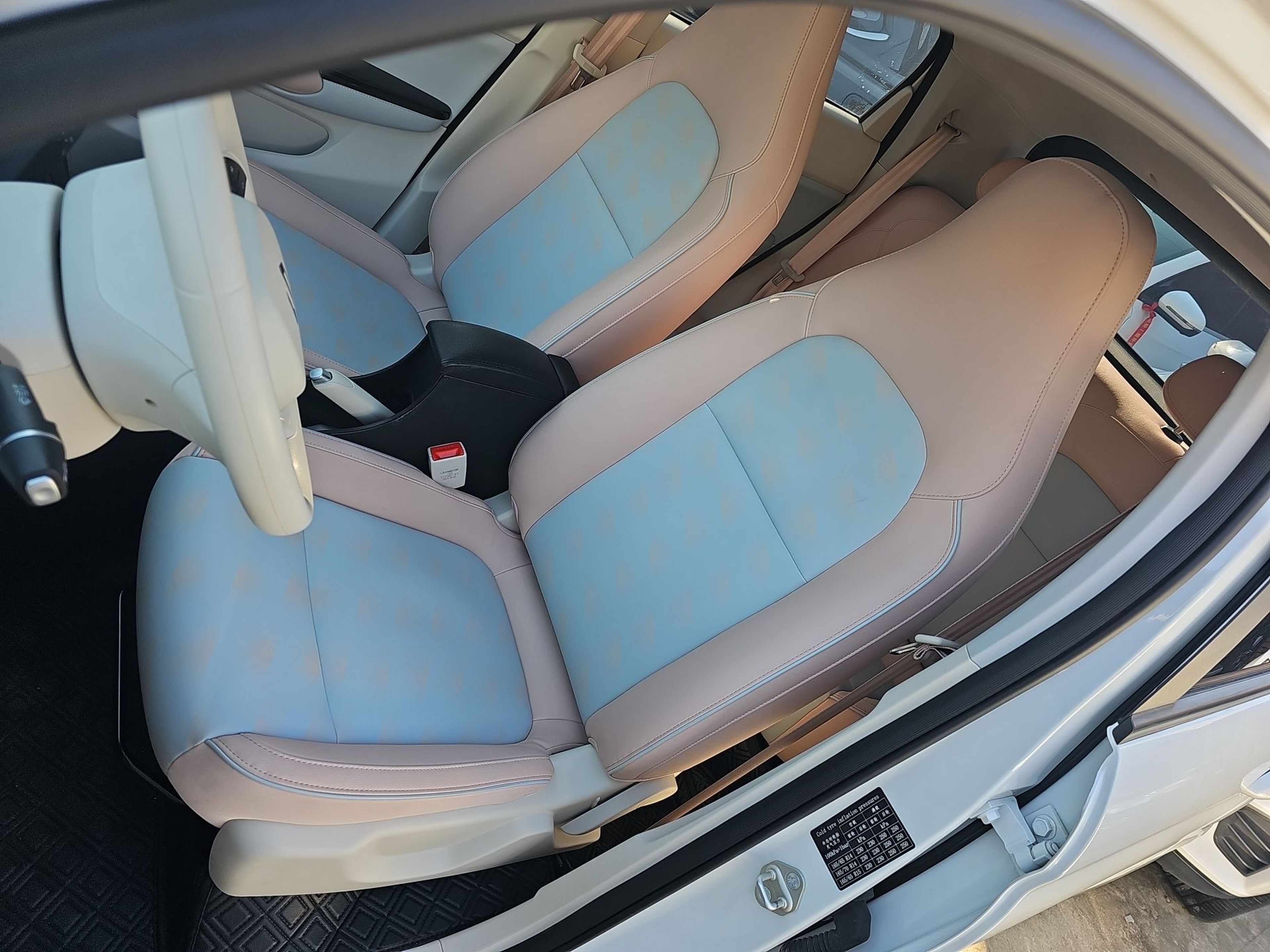 المقاعد الأمامية داخل السيارة