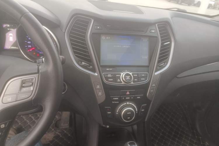 Used Hyundai Santa Fe 2015 2.0T Automatic Two-Wheel Drive Smart Version 5 Seats