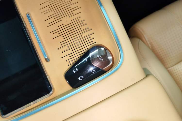 Used VOYAH Dream 2025 PHEV Four-Wheel-Drive Flagship Kunpeng Edition
