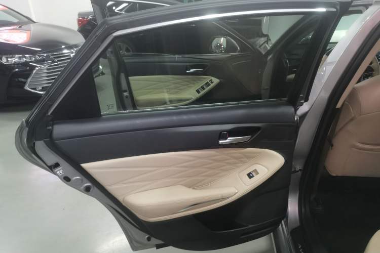 Used Toyota Avalon 2019 2.5L Touring Premium Version China VI Standard
