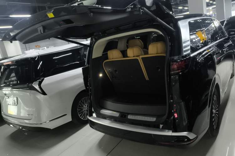 Used Denza D9 2024 DM-i 1050 Luxury Model