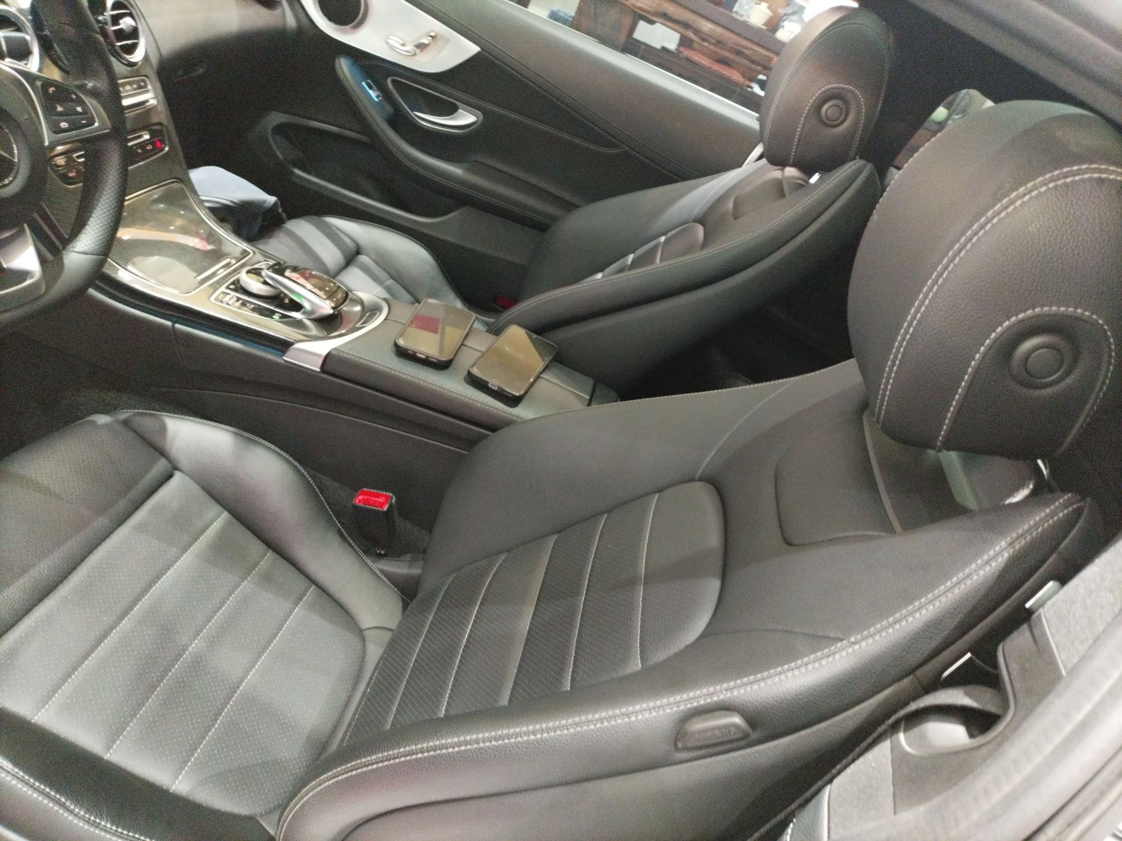 المقاعد الأمامية داخل السيارة