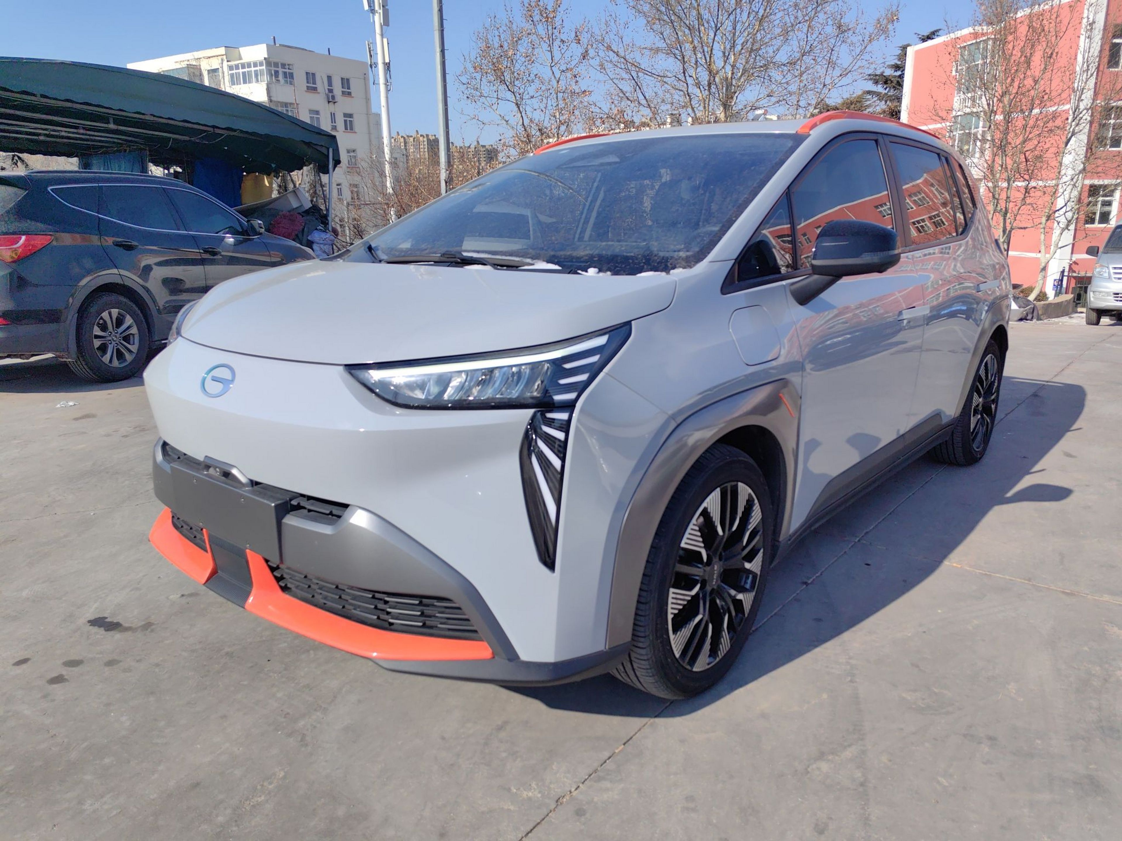 Под передней частью автомобиля