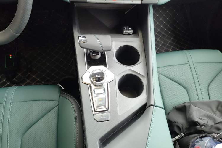 Used Changan UNI-V iDD 2024 Blue Whale Smart Electric iDD 136km Smart & Fun Model
