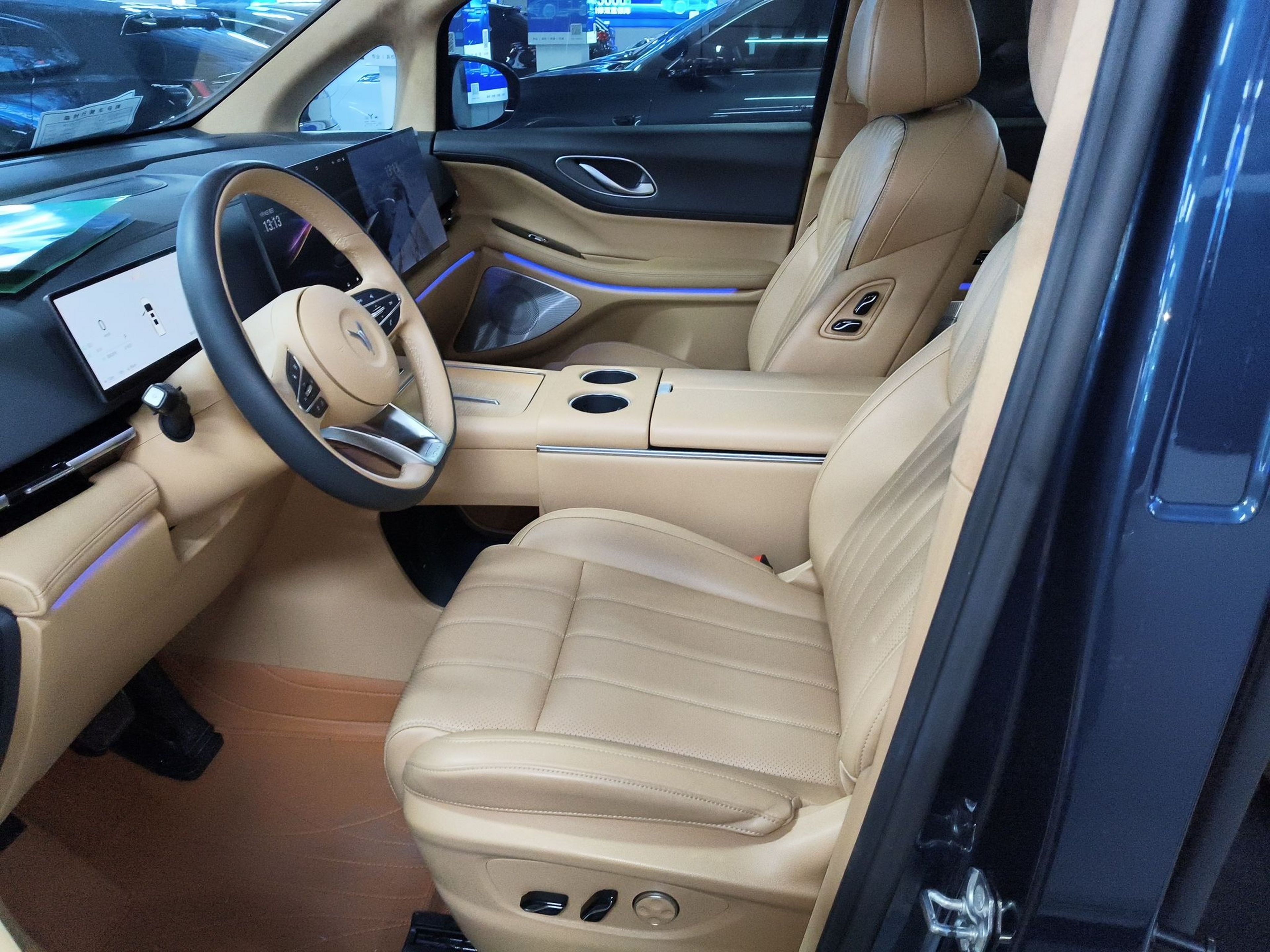 المقاعد الأمامية داخل السيارة