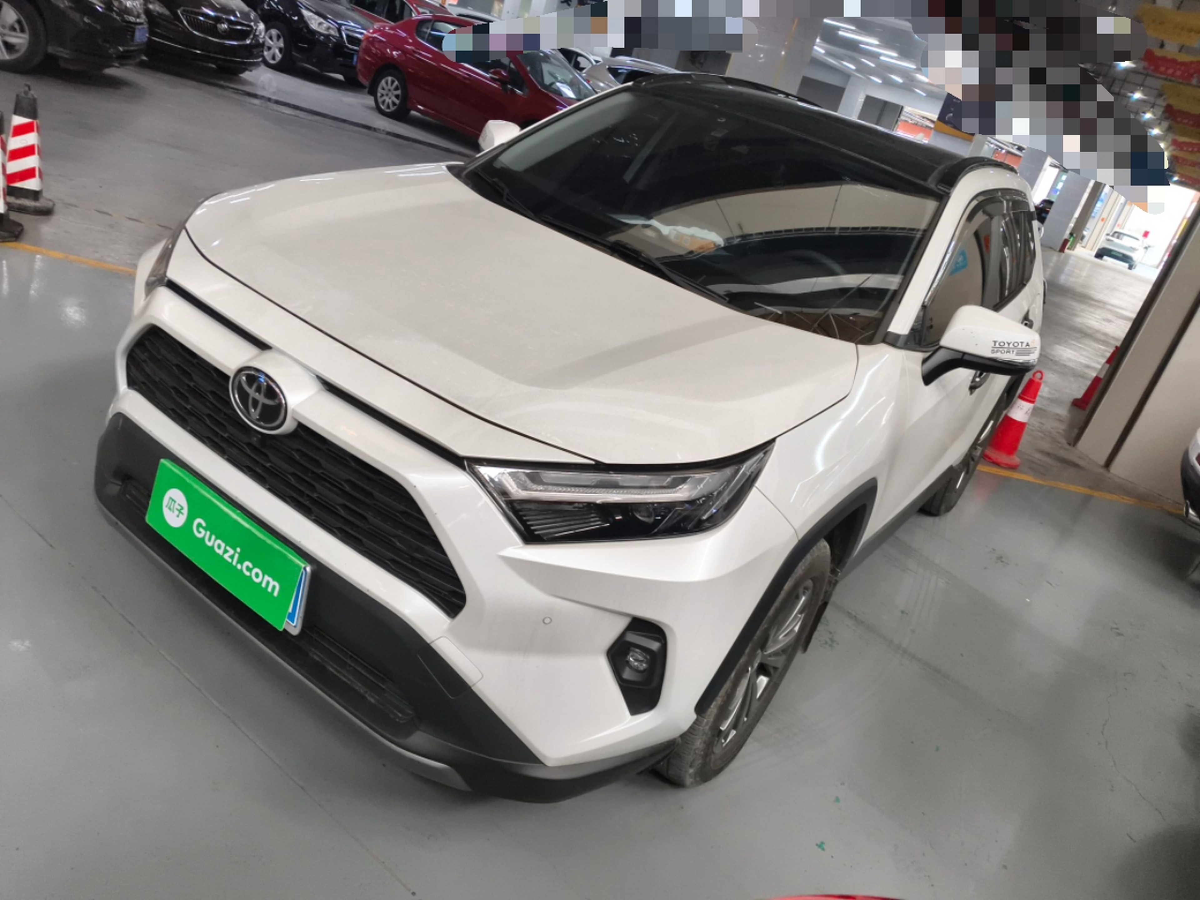 تحت مقدمة السيارة