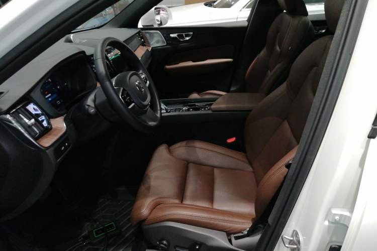 Used Volvo XC60 New Energy 2025 Plug-in Hybrid Long-Range All-Wheel Drive Smart Luxury Edition
