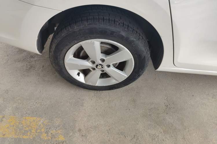 Used Skoda Rapid 2015 1.6L Automatic Smart Selection Model
