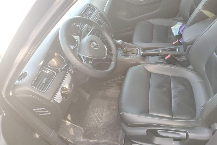 Used Volkswagen Sagitar 2015 230TSI Automatic Comfort Version
