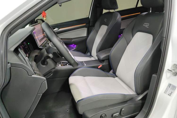 Used Volkswagen Golf 2025 300TSI R-Line
