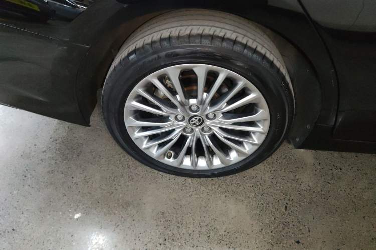 Used Toyota Avalon 2019 Dual-Engine 2.5L Limited Flagship Edition China VI Standard
