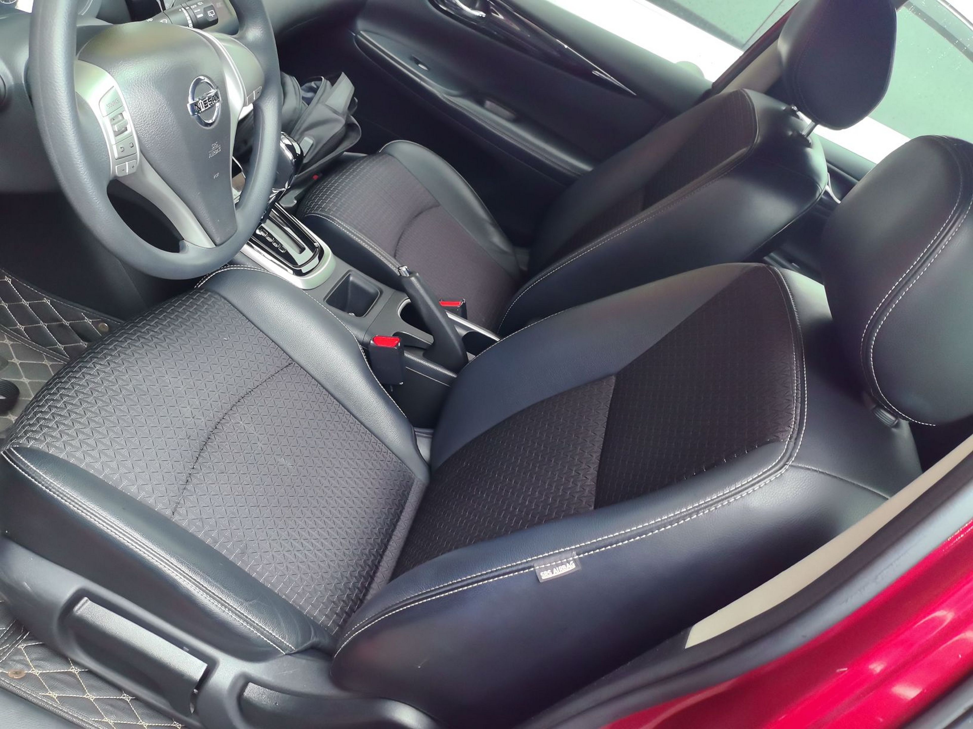 المقاعد الأمامية داخل السيارة