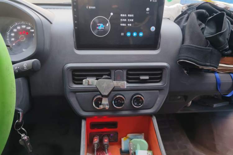 Used Wuling Yangguang 2024 300km Comfort-Grade Passenger Van 60kW
