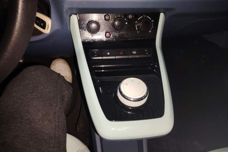 Used Dongfeng NAMMI BOX 2022 Revised Light Wind Edition 201 km Standard Version
