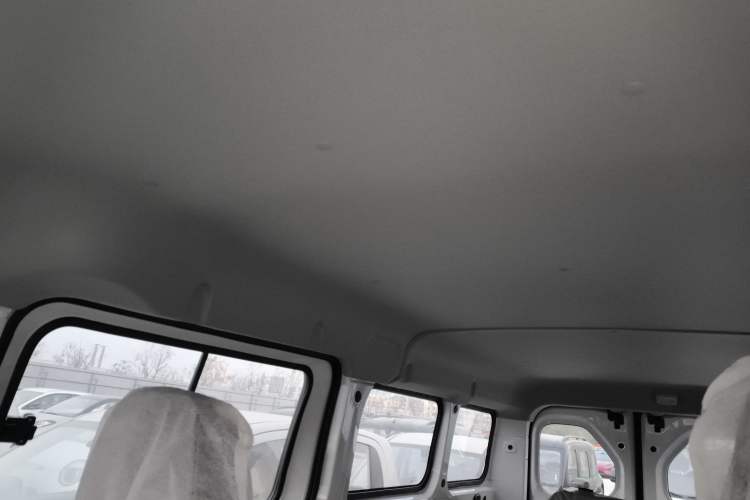 Used Wuling Yangguang 2024 300KM Comfort Version Passenger Van 75kW
