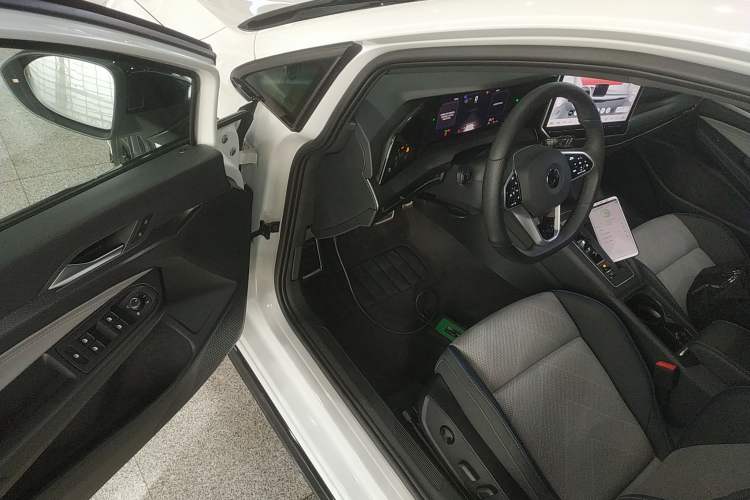 Used Volkswagen Golf 2025 300TSI R-Line
