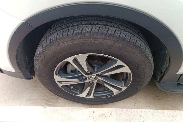 Used Toyota RAV4 2015 2.0L CVT Two-Wheel Drive Fashion Edition