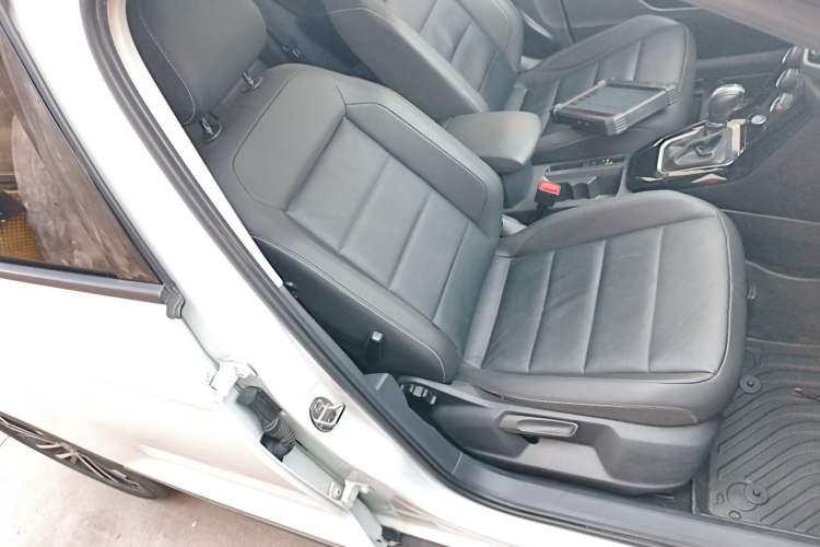 Used Volkswagen T-ROC 2021 280TSI DSG Two-Wheel Drive Comfort Connect Edition