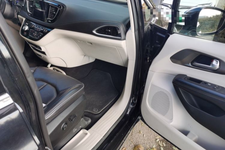 Used Chrysler Grand Voyager 2017 3.6L Premium Edition
