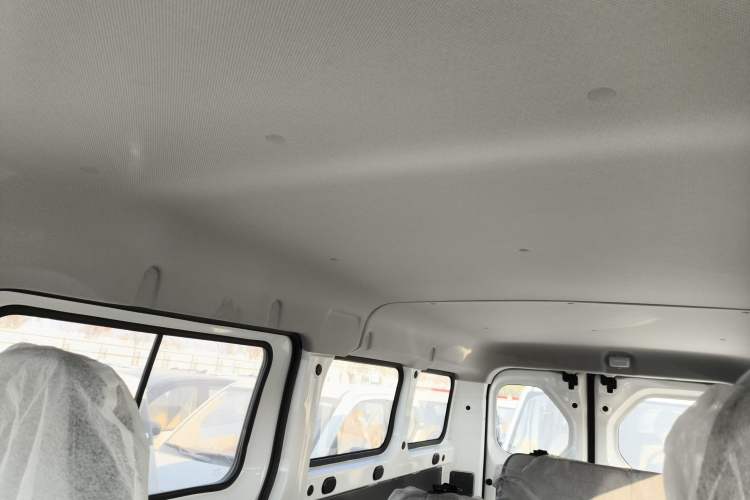 Used Wuling Yangguang 2024 300KM Comfort Version Passenger Van 75kW
