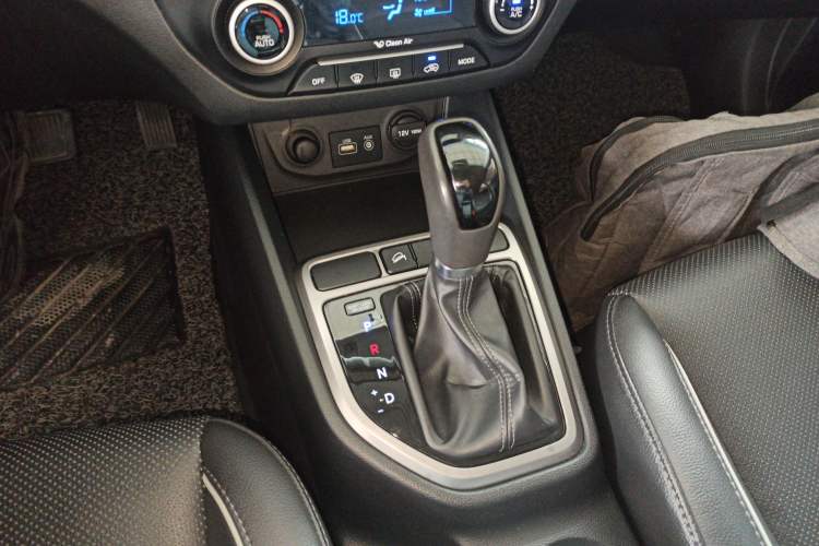 Used Hyundai ix25 2015 1.6L Automatic Two-Wheel-Drive Deluxe DLX Model
