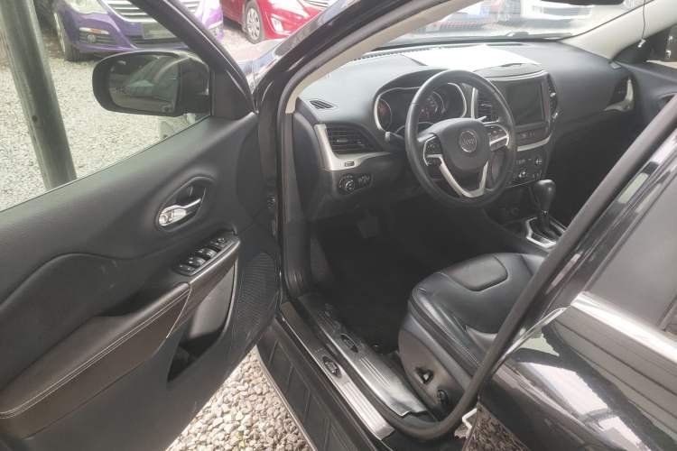 Used  Cherokee 2016 2.4L Leading Smart Version
