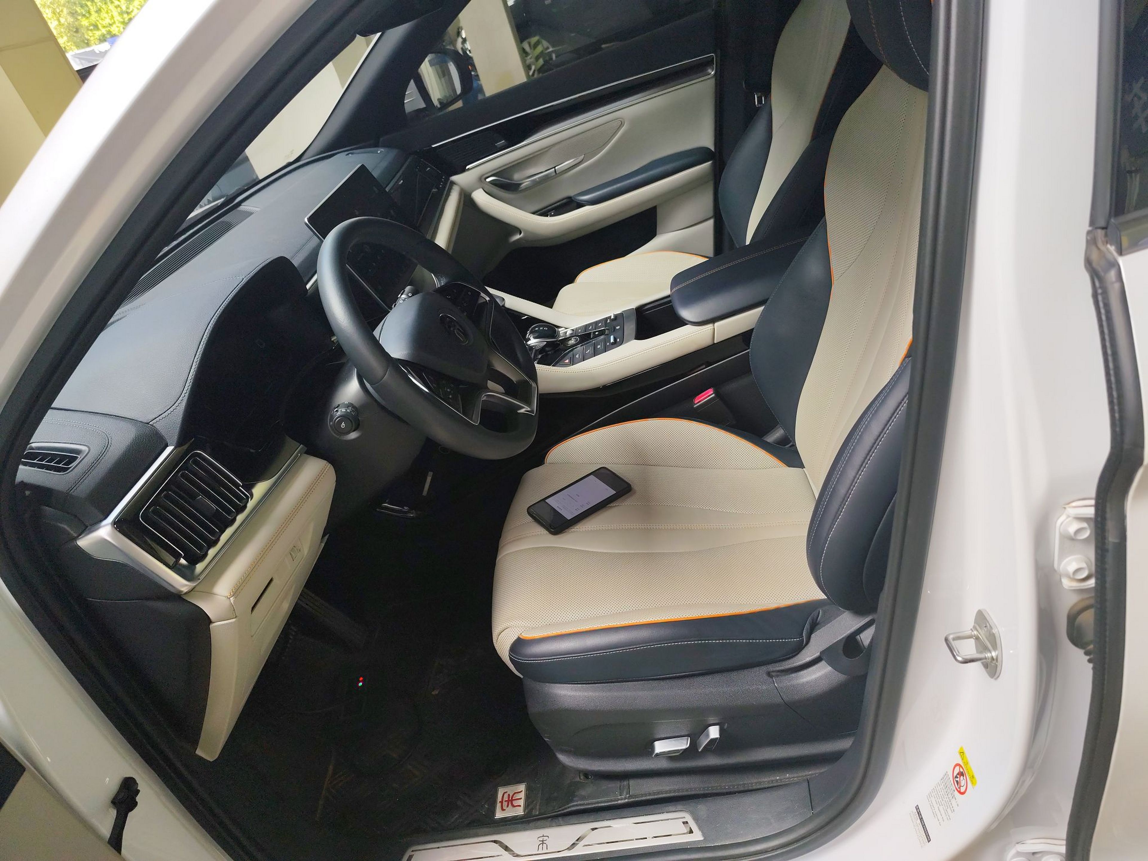 Переднее сиденье в автомобиле