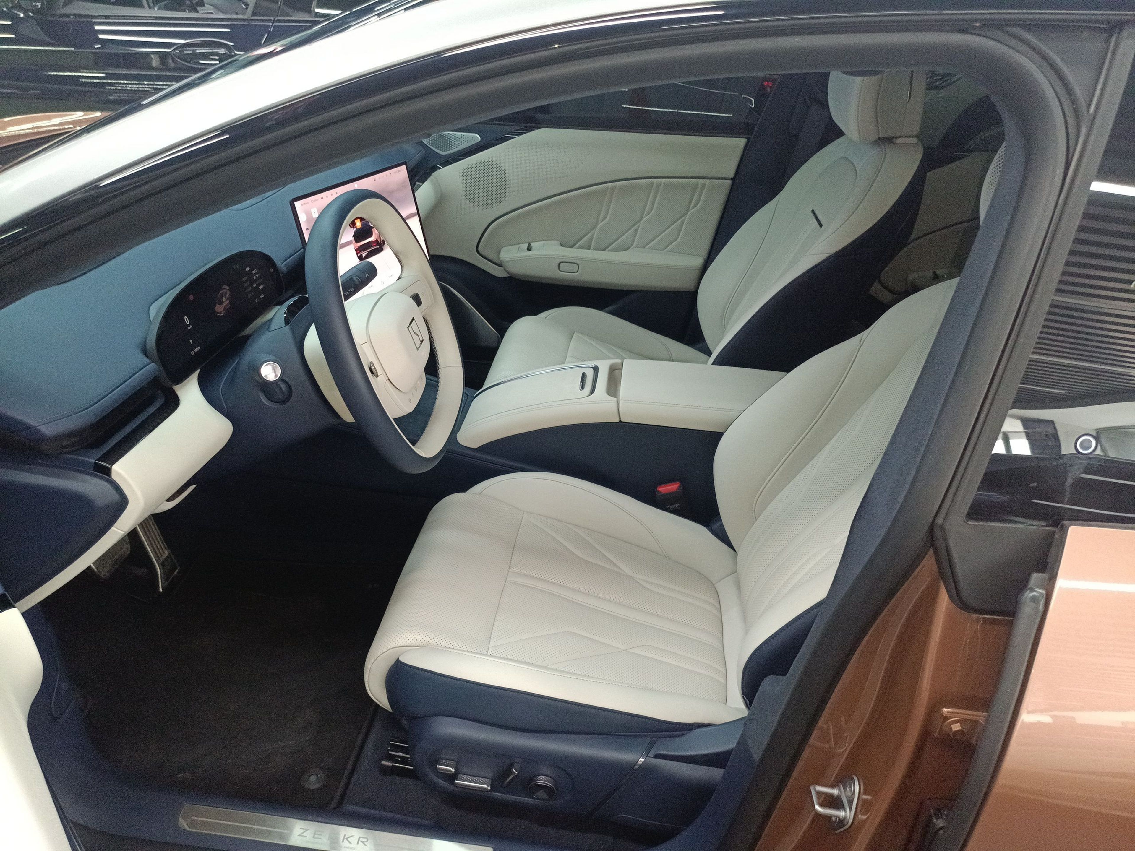 المقاعد الأمامية داخل السيارة