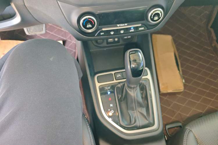 Used Hyundai ix25 2015 1.6L Automatic Two-Wheel-Drive Deluxe DLX Model