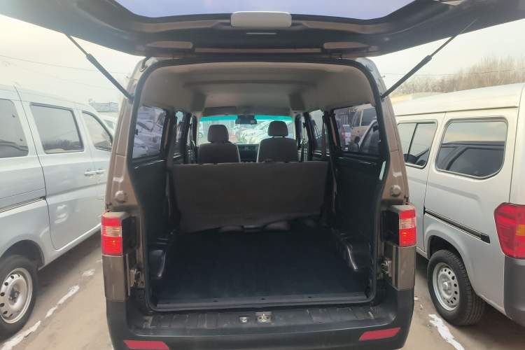 Used Jinbei Hiace X30 2023 1.5L Super-Comfortable Passenger Van 5/6/7-Seater Non-Air-Conditioned Version Model SWC15M
