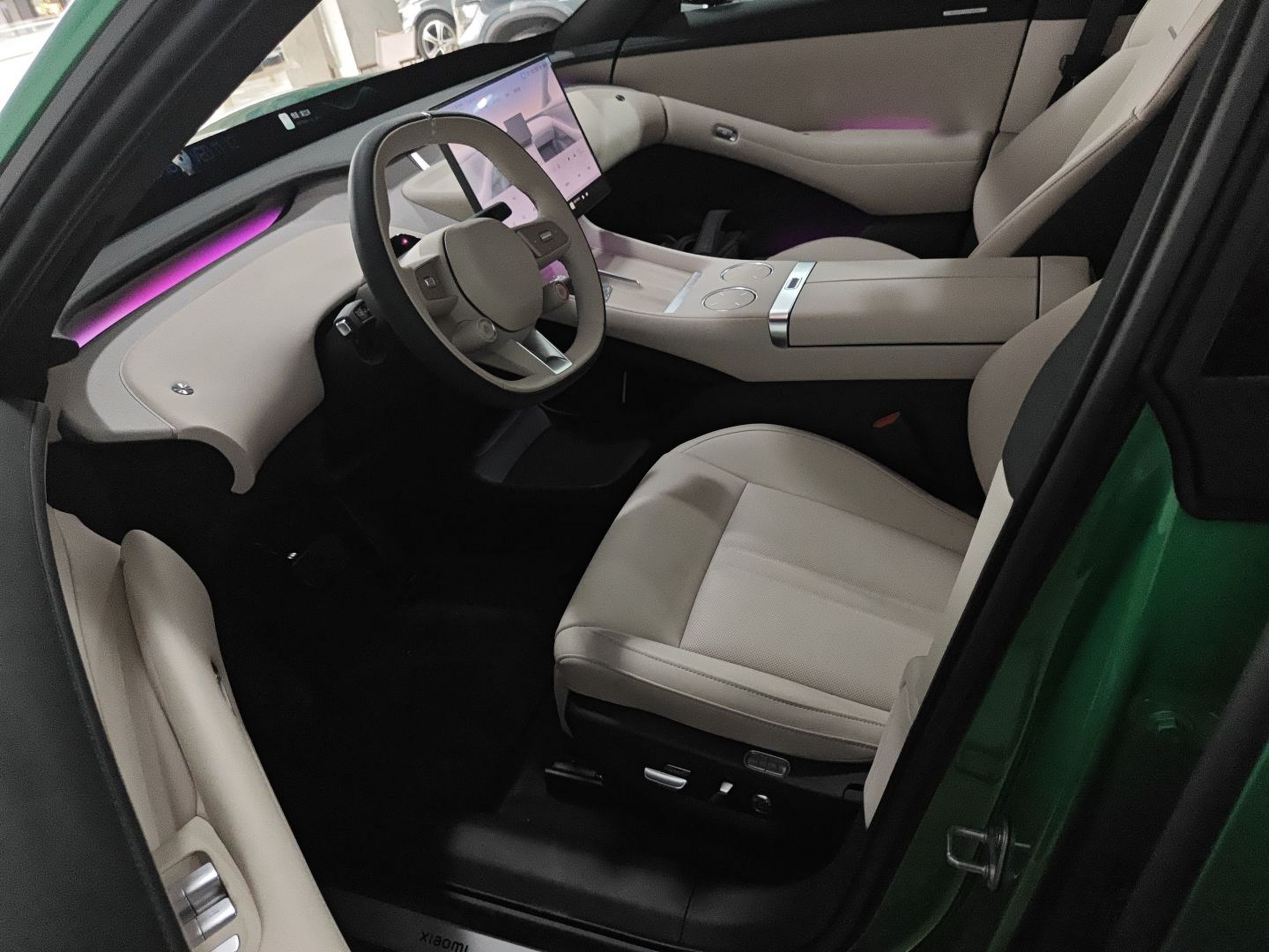 المقاعد الأمامية داخل السيارة