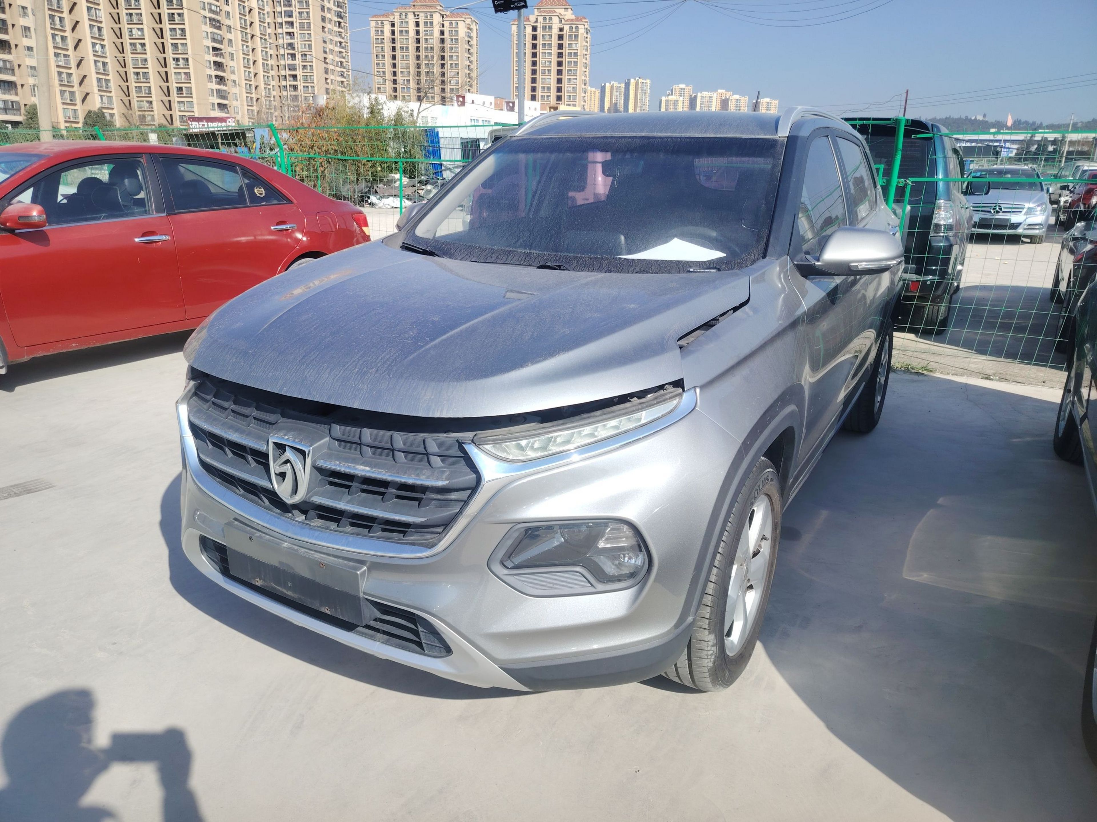 Под передней частью автомобиля