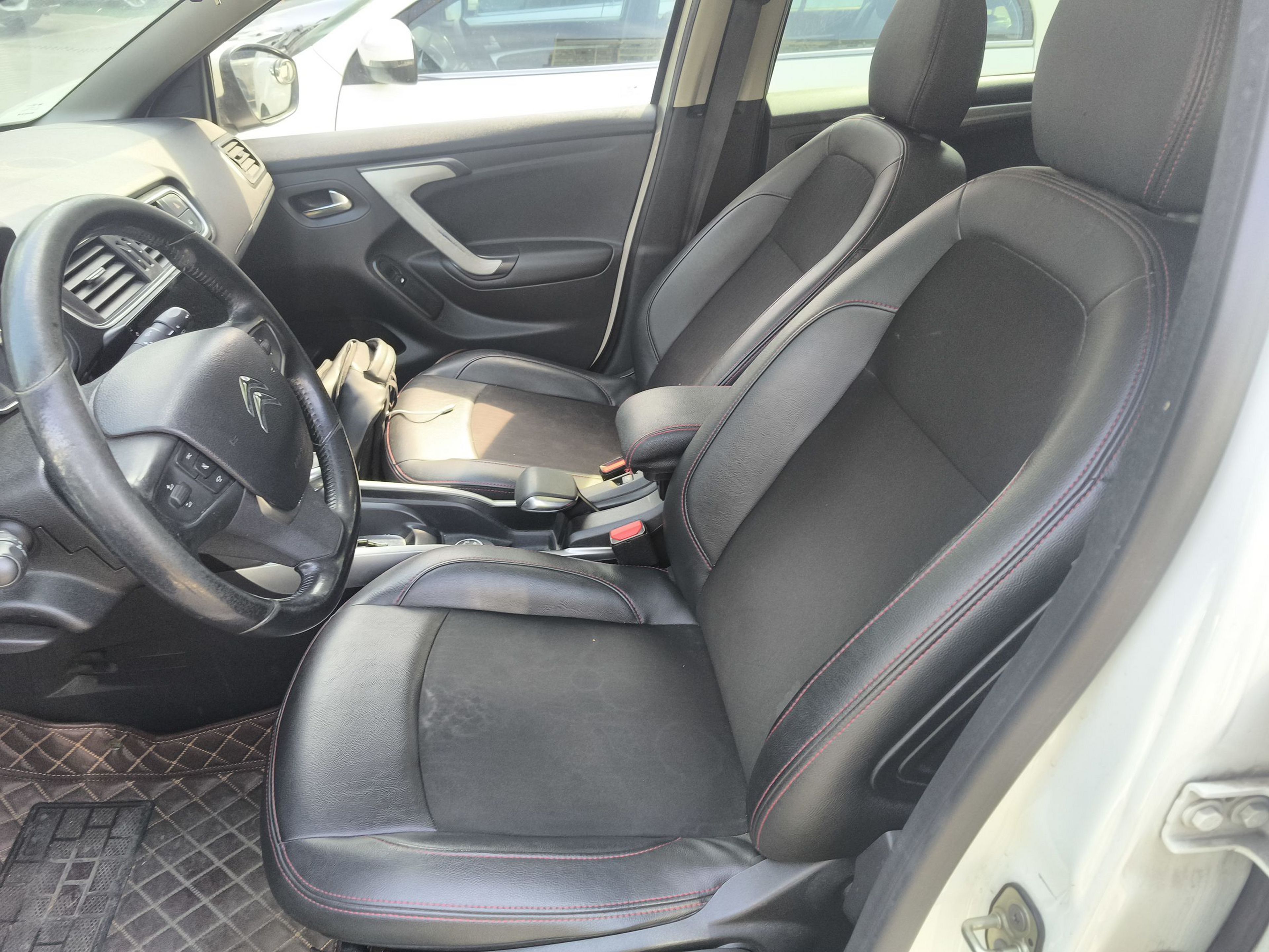 المقاعد الأمامية داخل السيارة