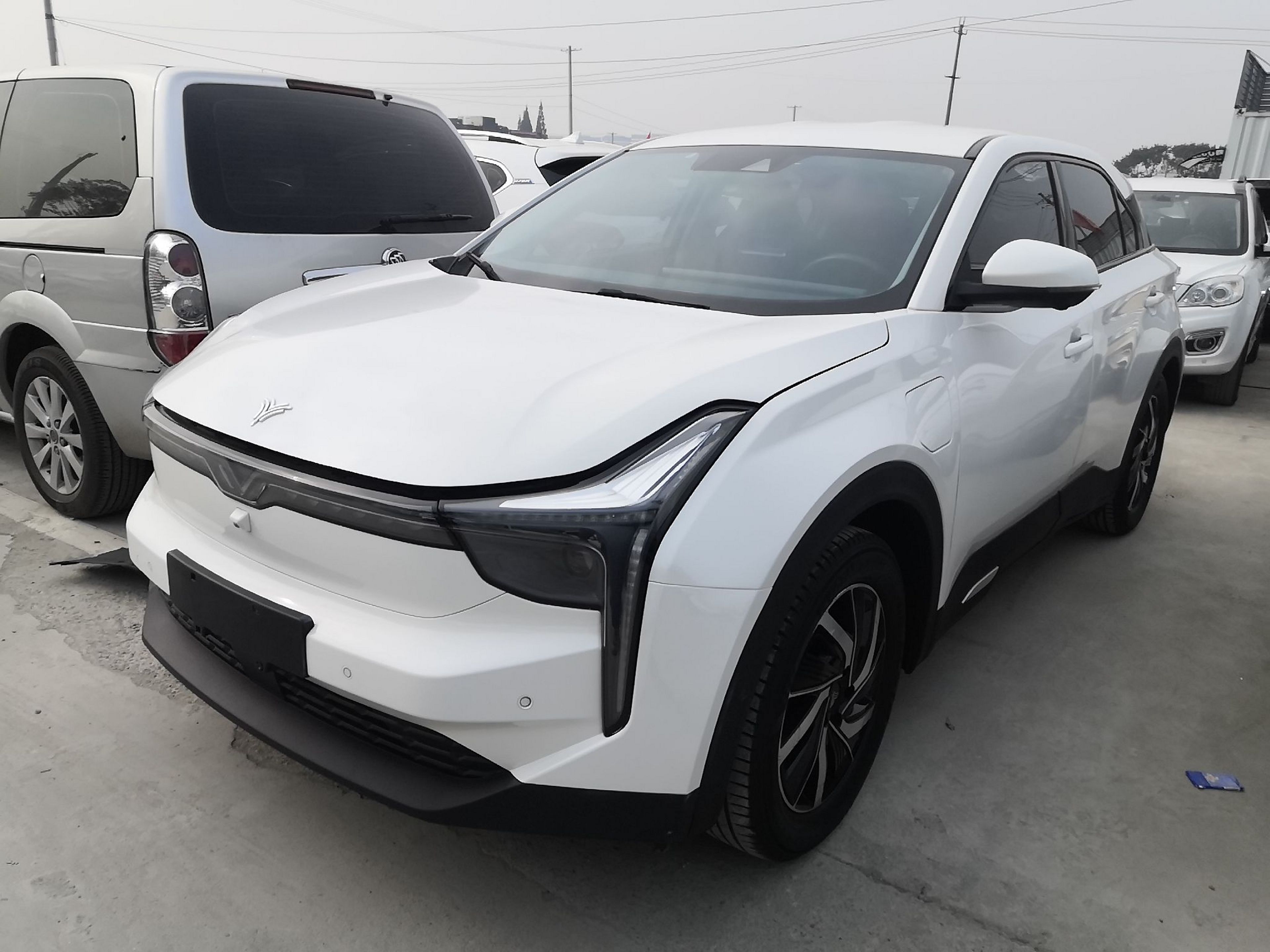 Под передней частью автомобиля