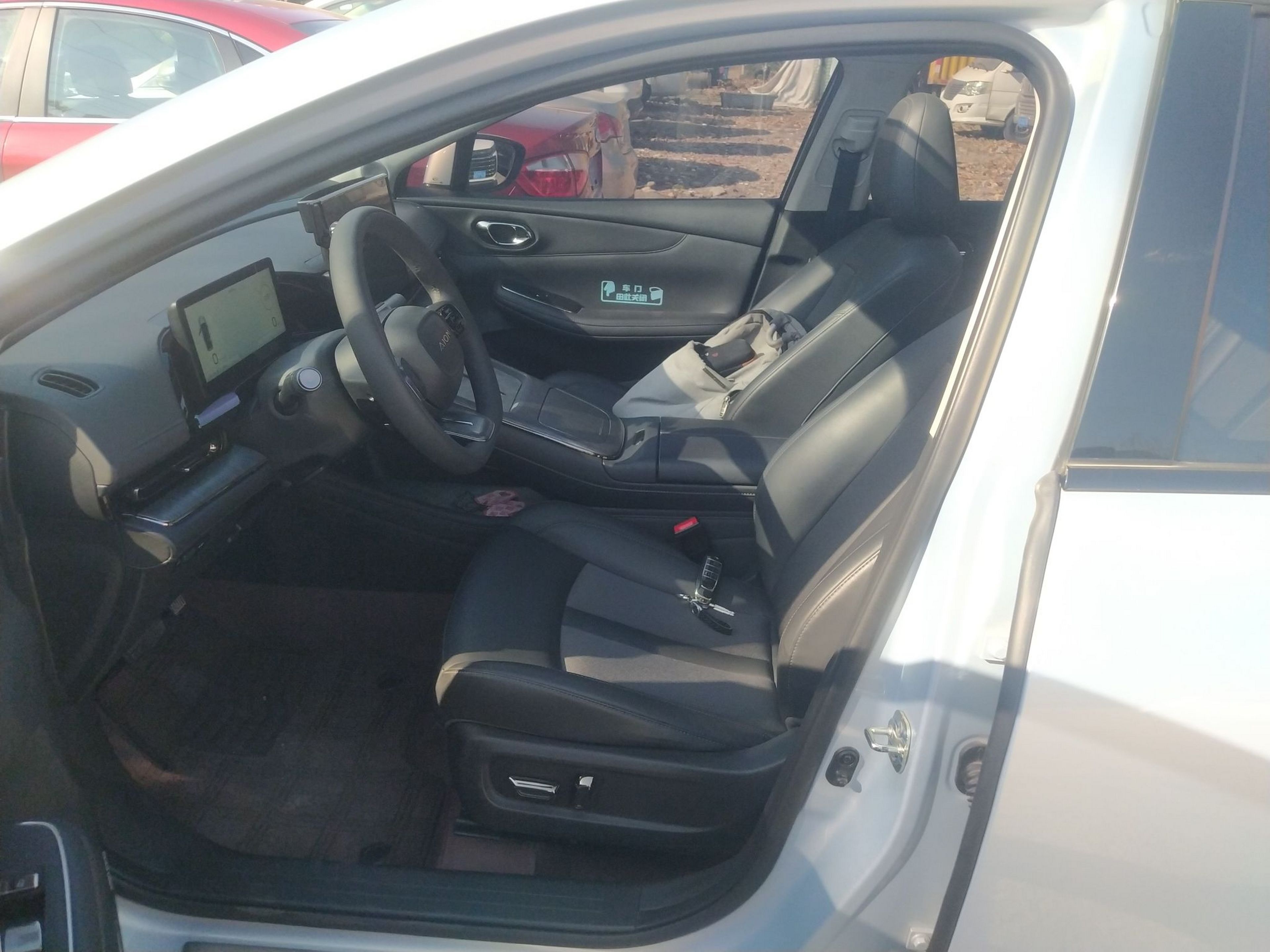 المقاعد الأمامية داخل السيارة