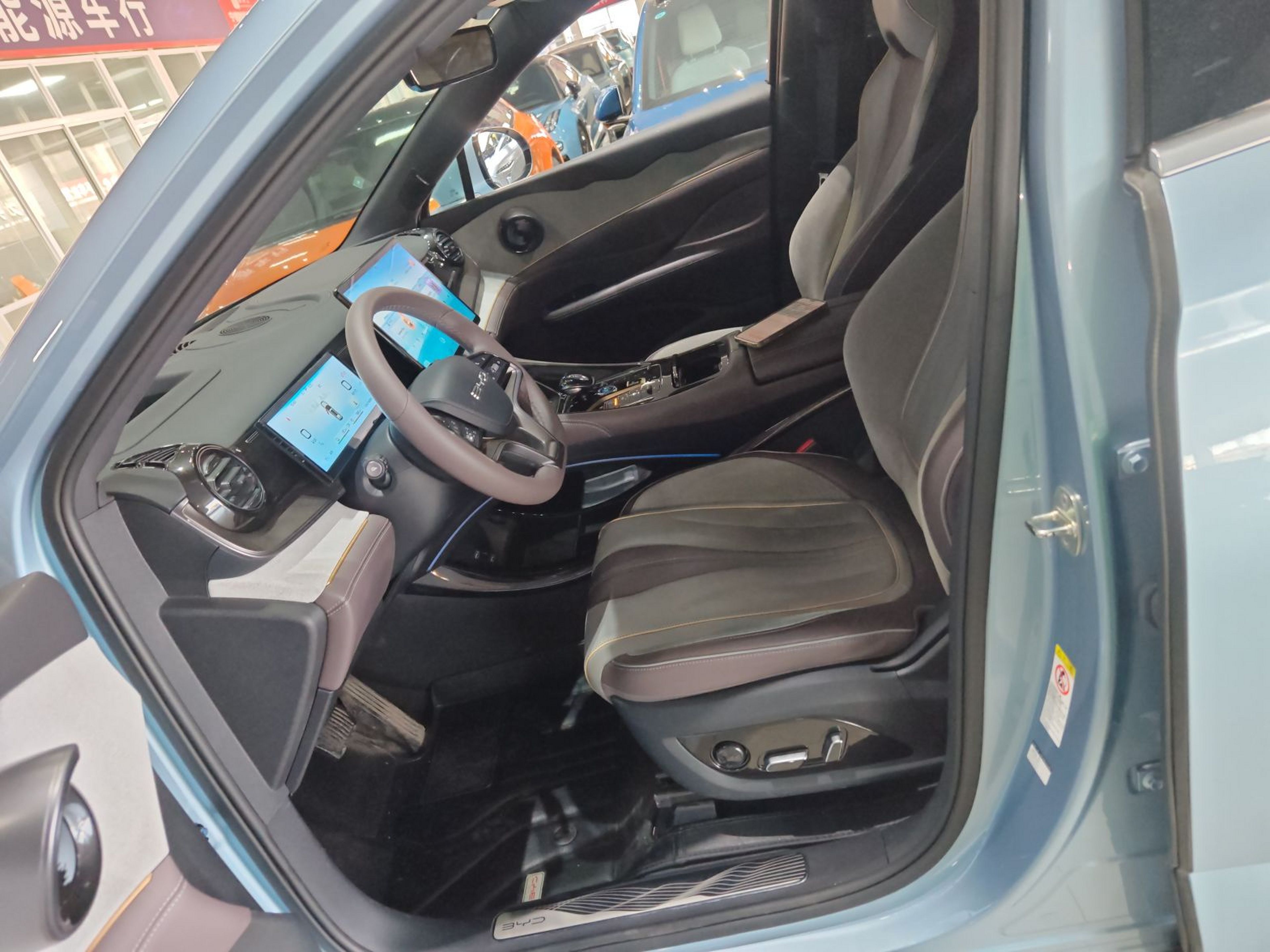 المقاعد الأمامية داخل السيارة