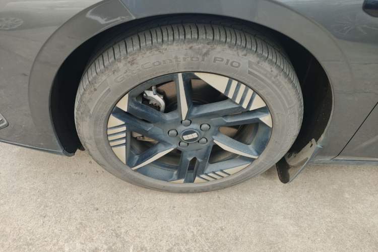 Used  E8 2024 550 km Range Rear-Wheel-Drive PRO