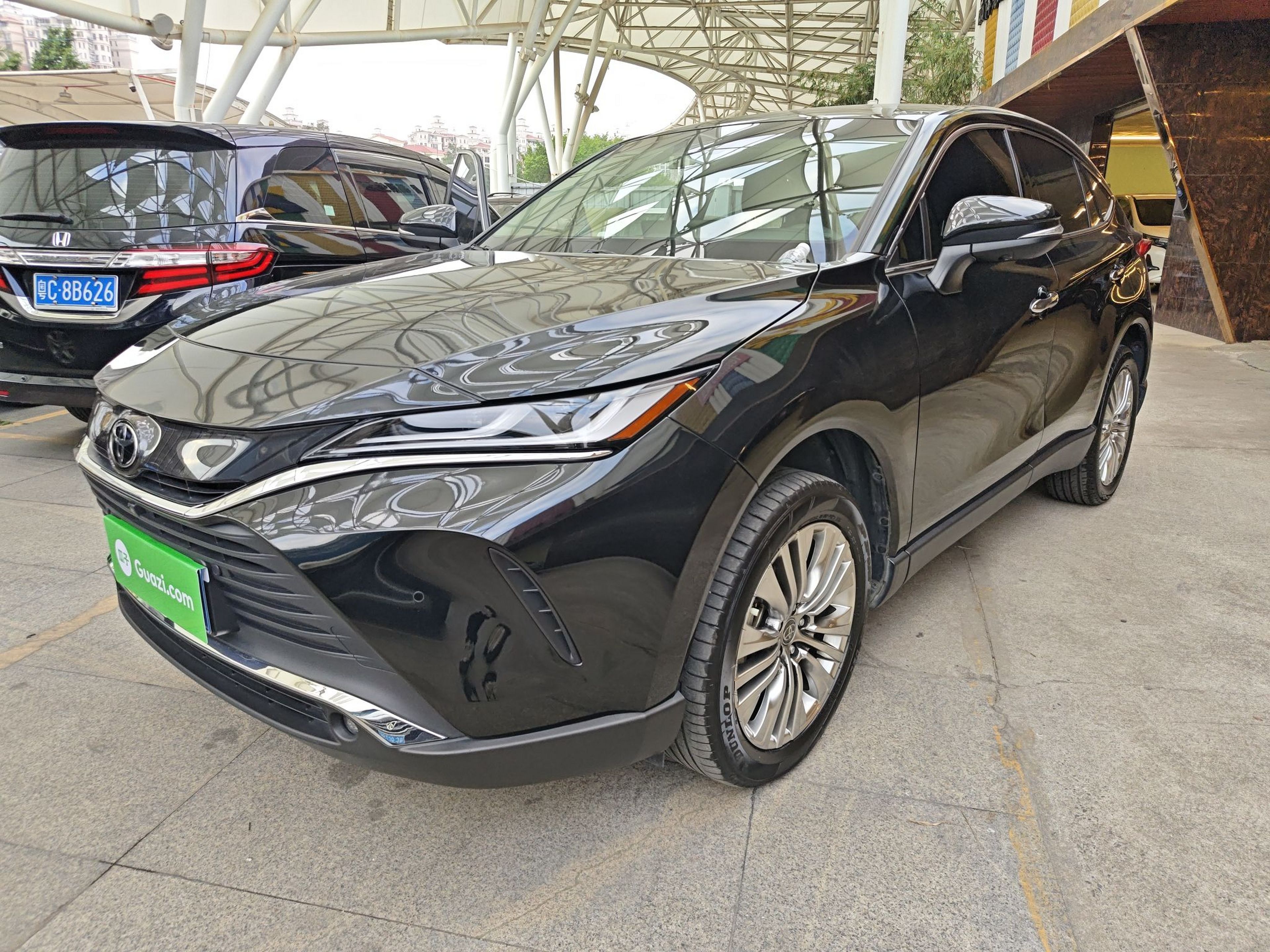 Под передней частью автомобиля