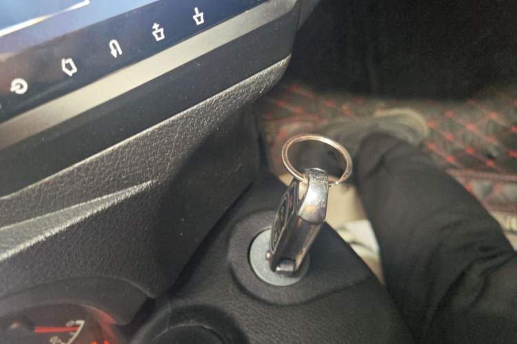 Used Venucia R30 2014 1.2L Manual Enjoyment Edition
