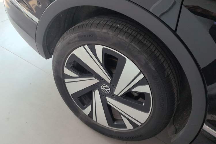 Used Volkswagen Tiguan L 2023 Restyled 330TSI Automatic Two-Wheel Drive R-Line Enhanced Comfort Version
