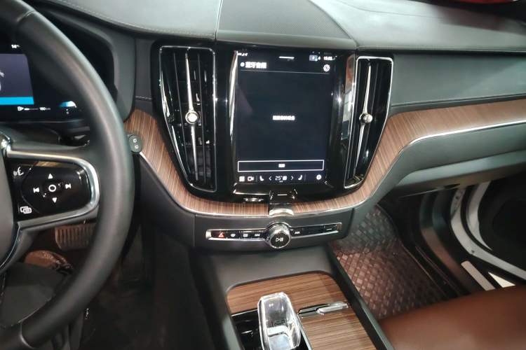 Used Volvo XC60 2023 B5 4x4 Smart Luxury Edition
